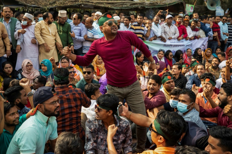  أنصار رئيسة الوزراء السابقة خالدة ضياء يهتفون بشعارات خلال الاحتجاج في دكا(ا ف ب)