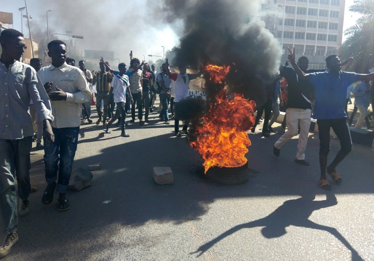 سودانيون يتظاهرون في الخرطوم ضد الانقلاب العسكري في 21 تشرين الثاني/نوفمبر 2021(ا ف ب)