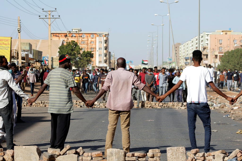 سودانيون يتظاهرون في 21 تشرين الثاني/نوفمبر 2021 في الخرطوم مطالبين بتسليم الحكم الى المدنيين (أ ف ب)