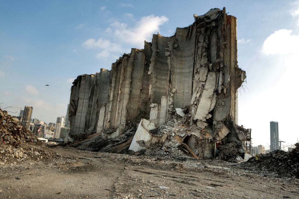 صورة التقطت في 14 تموز/يوليو 2021 لجزء من أهراءات القمح التي دمرت نتيجة الانفجار في مرفأ بيروت (أ ف ب)   