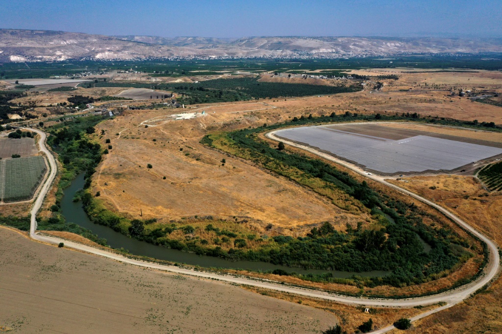    لقطة جوية لنهر الأردن بمحاذاة الحدود الأردنية مع الأراضي الإسرائيلية في 15 تموز/يولي 2021 (أ ف ب)