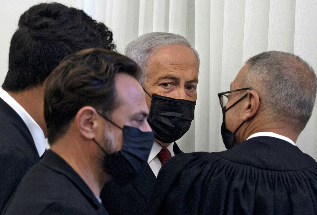 نتانياهو بين محاميه في محكمة في القدس الشرقية 22  نوفمبر 2021 (ا ف ب)