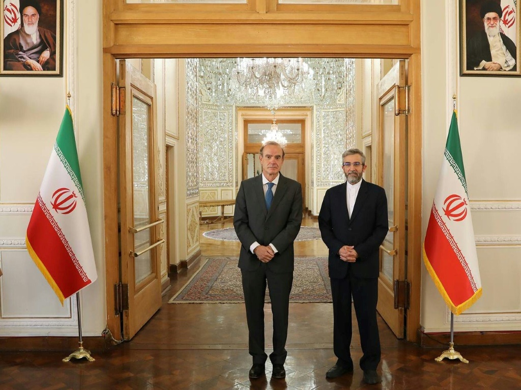 نائب وزير الخارجية الإيراني علي باقري (يمين) يلتقي بالدبلوماسي الأوروبي البارز إنريكي مورا في طهران في 14 أكتوبر 2021 (أ.ف.ب)