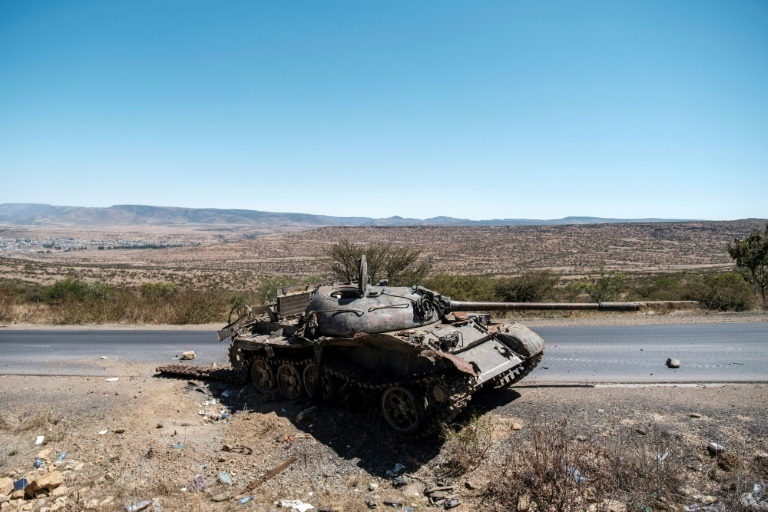 دبابة متضررة على طريق في شمال ميكيلي في 26 شباط/فبراير 2021(ا ف ب)