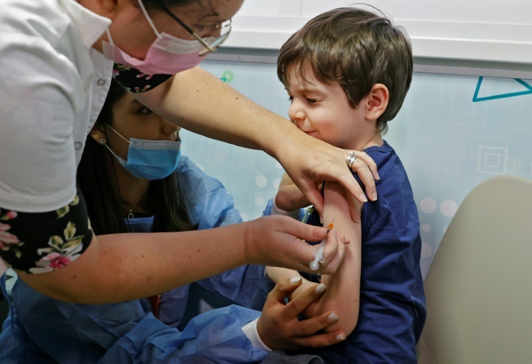 الطفل الإسرائيلي إيتامار البالغ من العمر 5 سنوات يتلقى الجرعة الأولى من لقاح فايزر المضاد لكوفيد-19 في عيادة في تل أبيب في 22 ت2/نوفمبر 2021( ا ف ب )