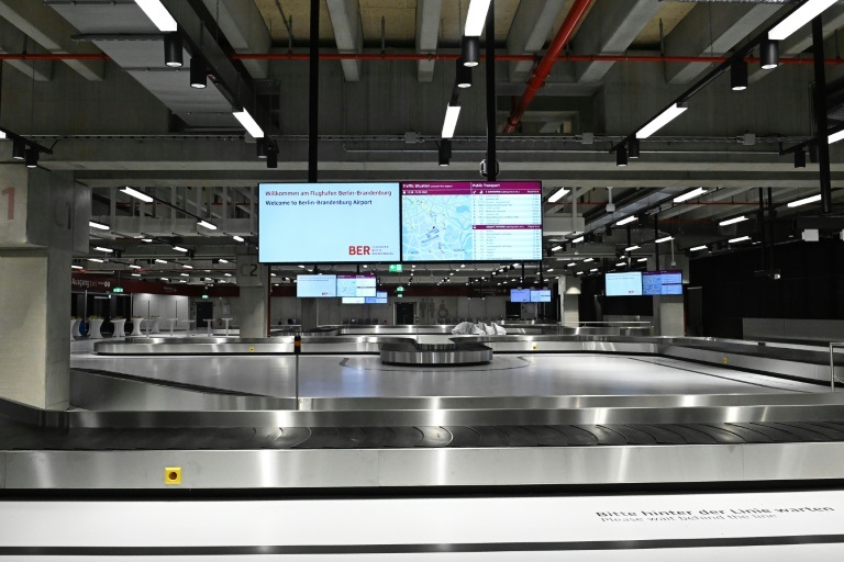 نقطة استلام الأمتعة في المبنى 2 من مطار برلين براندنبورغ (بير) في شونفيلد قرب برلين خلال جولة للصحافيين في 25 أيلول/سبتمبر 2020( ا ف ب)