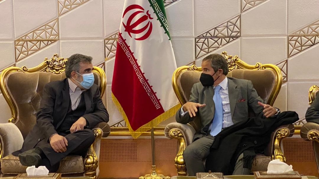 المدير العام للوكالة الدولية للطاقة الذرية رافائيل جروسي - يمين -  إلى طهران ( د ب ا)