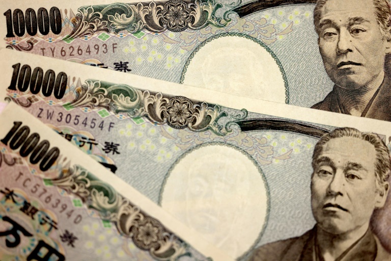  أوراق نقدية من فئة عشرة آلاف ين ياباني في طوكيو في 19 ت2/نوفمبر 2021(ا ف ب)