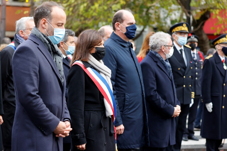 رئيس الوزراء الفرنسي جان كاستيكس ورئيس بلدية باريس آن إيدالغو أثناء مراسم إحياء ذكرى اعتداءات 13 تشرين الثاني/نوفمبر أمام حانة في باريس في 13 تشرين الثاني/نوفمبر 2021 (ا ف ب)
