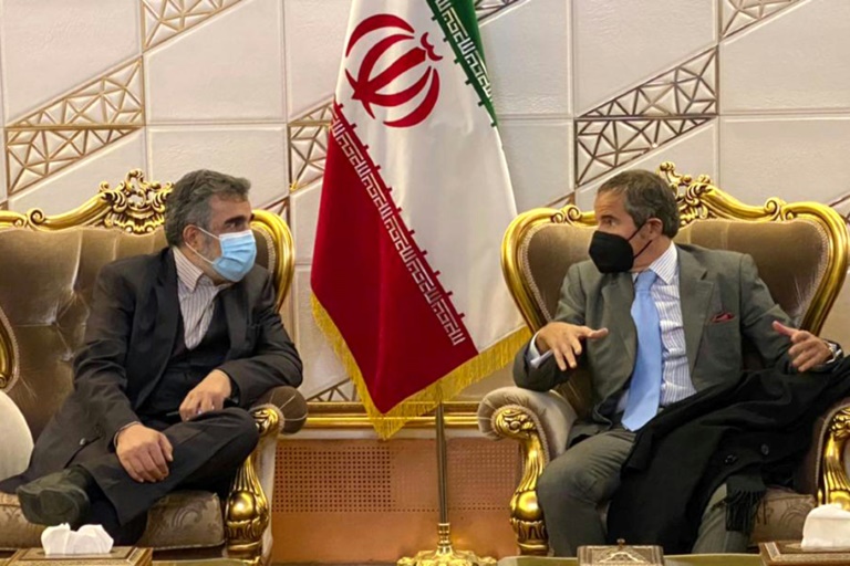 المتحدث باسم المنظمة الايرانية للطاقة الذرية بهروز كمالوندي يستقبل مدير المنظمة الدولية للطاقة الذرية رافاييل غروسي في طهران بتاريخ 22 تشرين الثاني/نوفمبر 2021(ا ف ب)