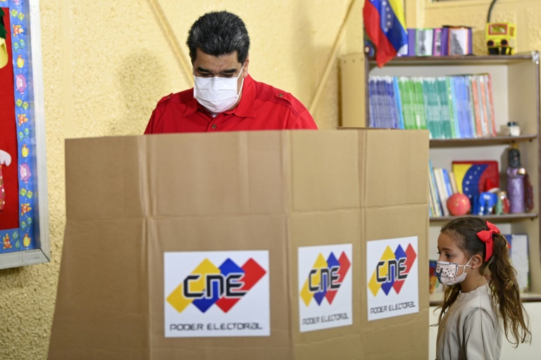  مواطن يدلي بصوته خلال الانتخابات الإقليمية في فنزويلا التي انتهت بفوز مدو للحزب الحاكم(ا ف ب)