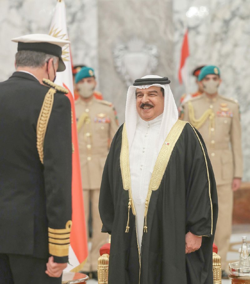 ملك البحرين يستقبل كبار المشاركين في حوار ال