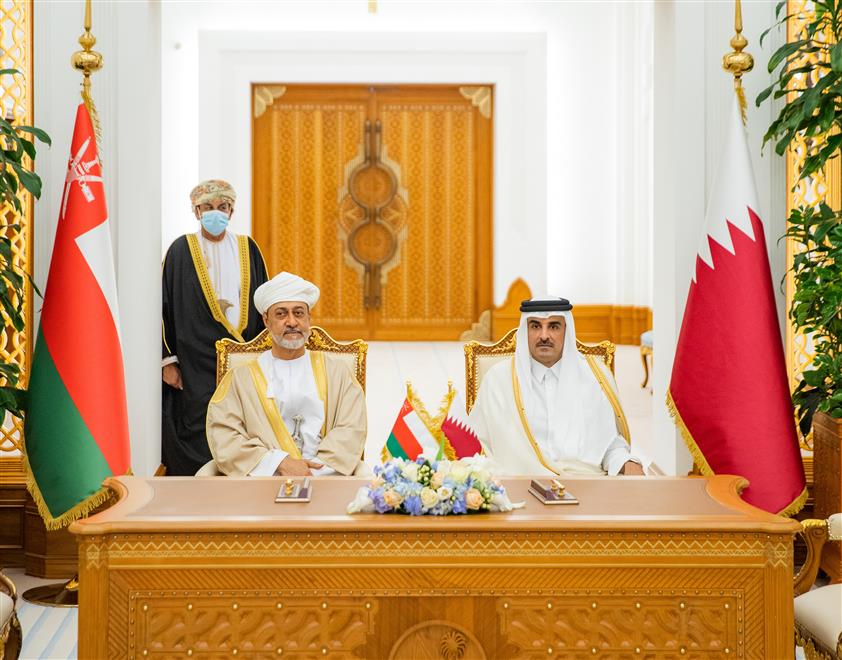 السلطان هيثم والشيخ تميم في توقيع اتفاقيات بين البلدين (العمانية)
