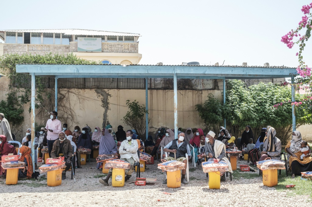    المهاجر الإثيوبي فنتاهون ديريبي في مركز تابع لمنظمة الهجرة الدولية في هرقيسا (ا ف ب)