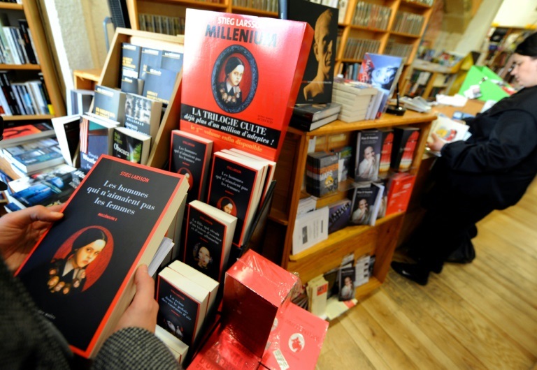 النسخة الفرنسية من الرواية الأولى للسويدي ستيغ لارسون ضمن سلسلة "ميلينيوم" في إحدى المكتبات الفرنسية في فبراير 2009(ا ف ب)