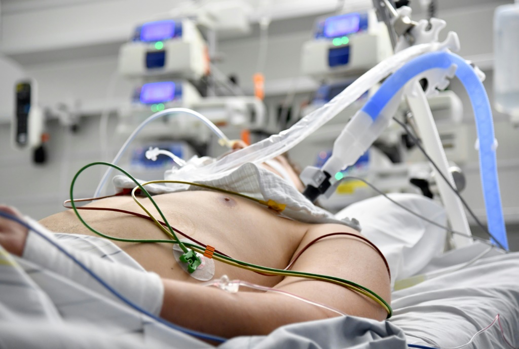  مصاب بكوفيد-19 في وحدة للعناية المركزة في مستشفى حكومي في سالزبورغ في النمسا في 17 تشرين الثاني/نوفمبر 2021(ا ف ب)
