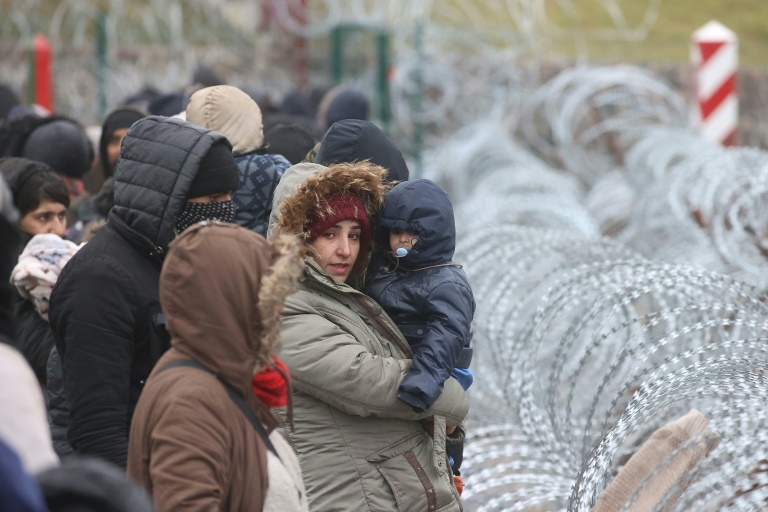 مهاجرون على حدود بولندا من جانب بيلاروس، في 16 تشرين الثاني/نوفمبر 2021(ا ف ب)