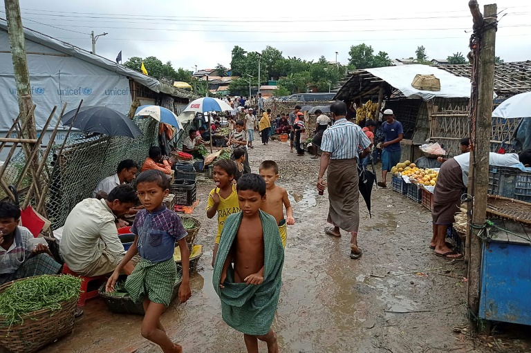 حوالي 850,000 من الروهينغا متجمعون في مخيمات على طول الحدود بين بنغلاديش وميانمار (ا ف ب)