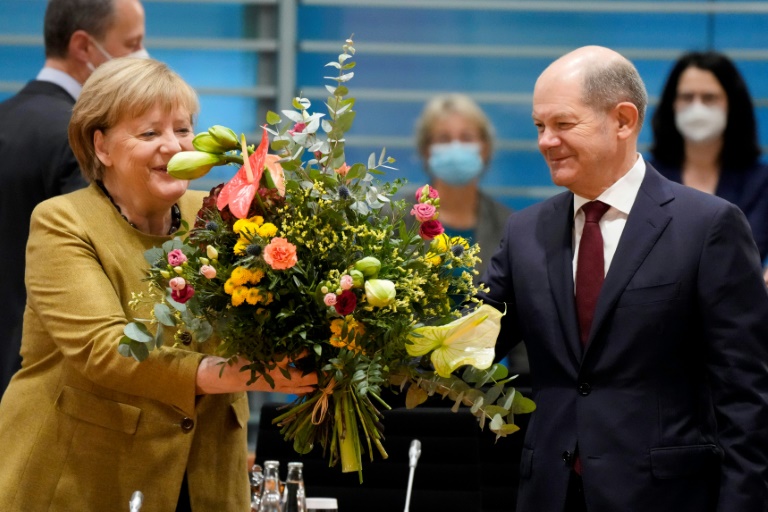   وزير المالية الألماني أولاف شولز  و المستشارة أنجيلا ميركل(ا ف ب)