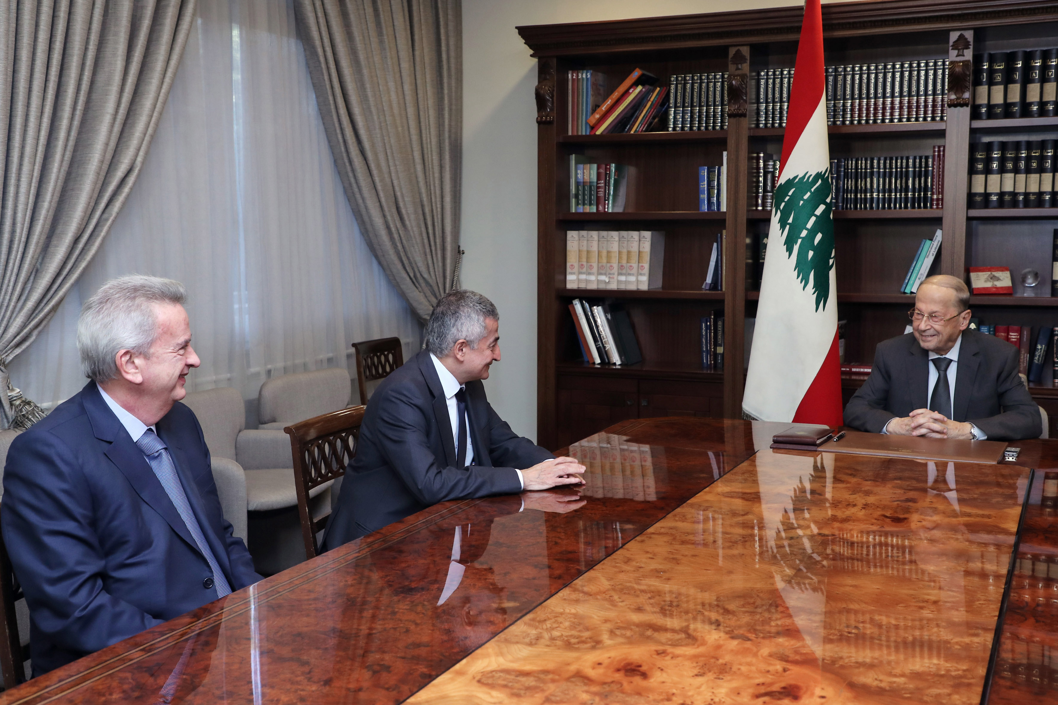 الرئيس اللبناني ميشال عون خلال اجتماعه مع وزير المالية وحاكم مصرف لبنان اليوم (د ب أ)