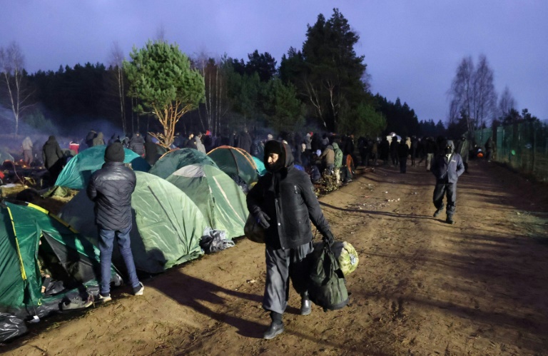 هذه المرة استقبلت قوات الأمن البولندية اللاجئين بنيران البنادق الأوتوماتيكية (أ ف ب)