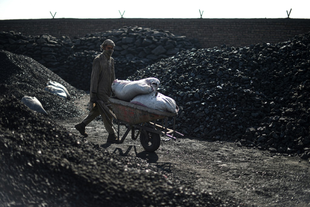 في سوق قريب من كابول حيث يُباع الفحم، في 17 تشرين الثاني/نوفمبر 2021 (أ ف ب)   