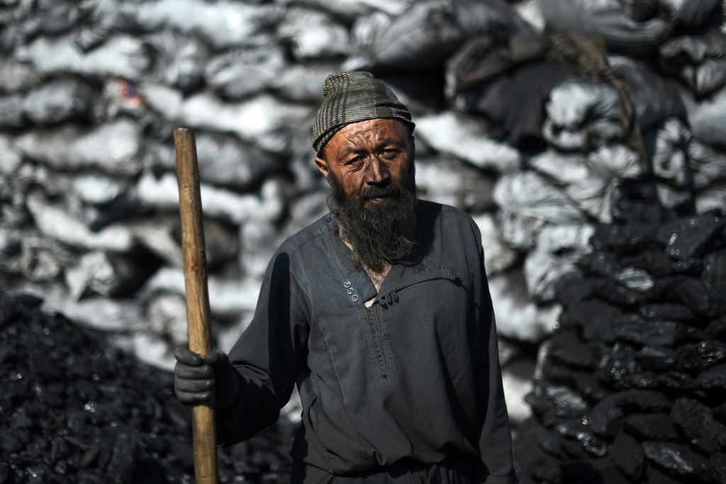 في سوق قريب من كابول حيث يُباع الفحم، في 17 تشرين الثاني/نوفمبر 2021 (أ ف ب)