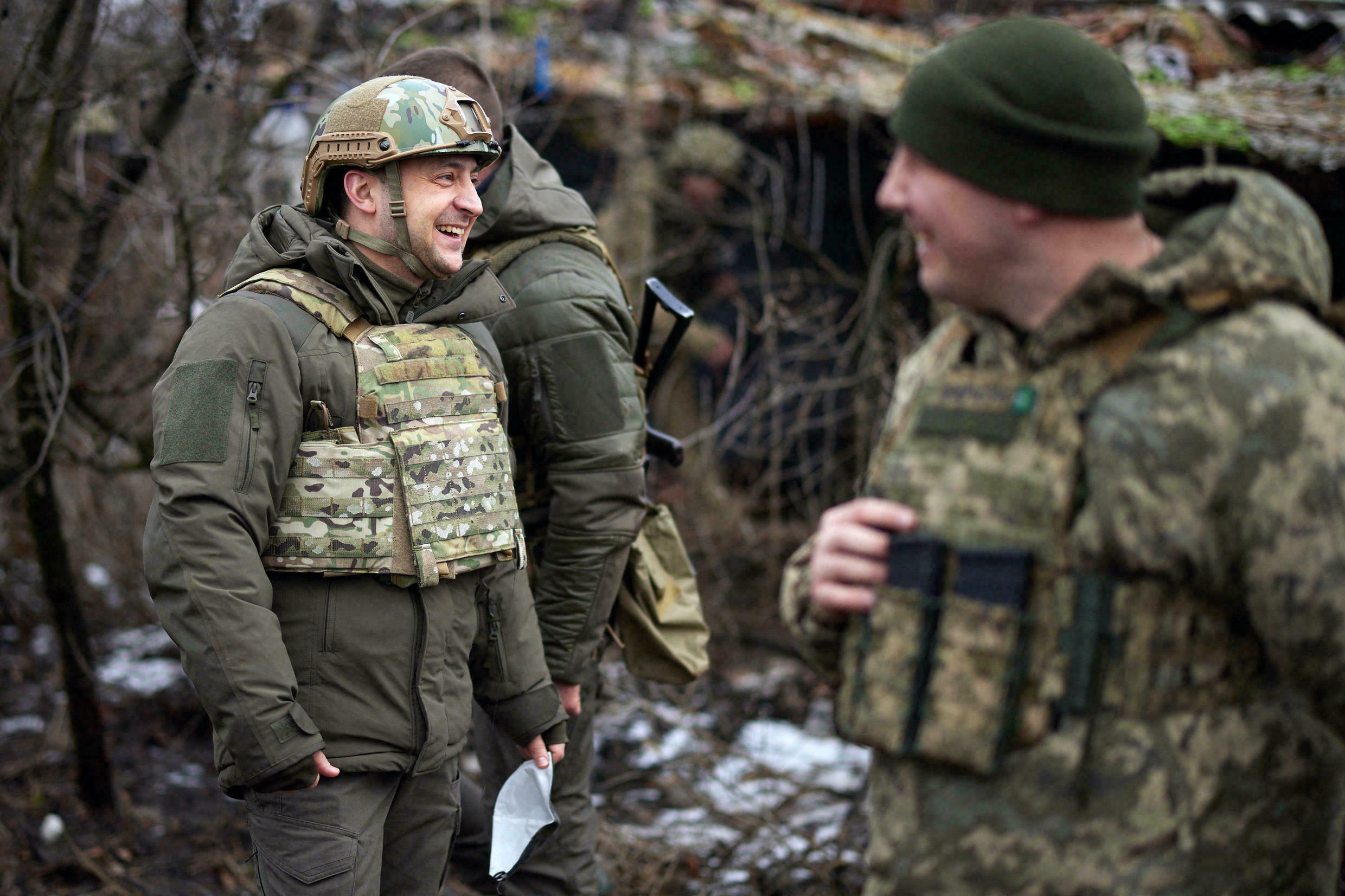 الرئيس الأوكراني فولوديمير زيلينسكي يرتدي الزي العسكري في الحدود مع روسيا مع عدد من الجنود (أ ف ب) 