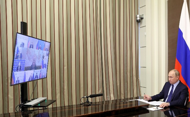 الرئيس الروسي خلال مؤتمر بالفيديو ( د ب أ)