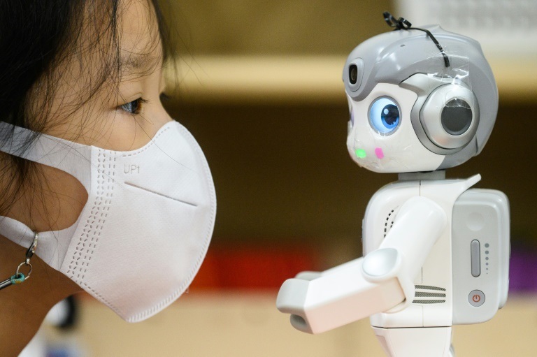 الروبوت "الفا ميني" قادر على الغمز وعيناه تأخذان شكل قلب خلال المحادثة ( ا ف ب)