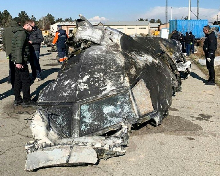 صورة نشرتها السلطات الأوكرانية في 11 كانون الثاني/يناير 2020 تظهر أجزاء من الطائرة التي أسقطت قرب طهران في الثامن من الشهر نفسه(ا ف ب)
