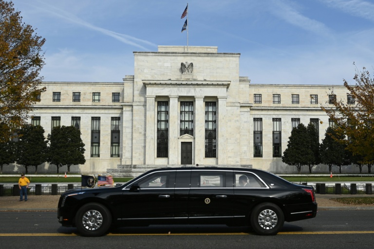 أوضح بنك الاحتياطي الفيدرالي أنه لن يرفع أسعار الفائدة حتى يكمل خفض مشترياته الشهرية من الأوراق المالية لمساعدة الاقتصاد الأمريكي على التعافي(ا ف ب)