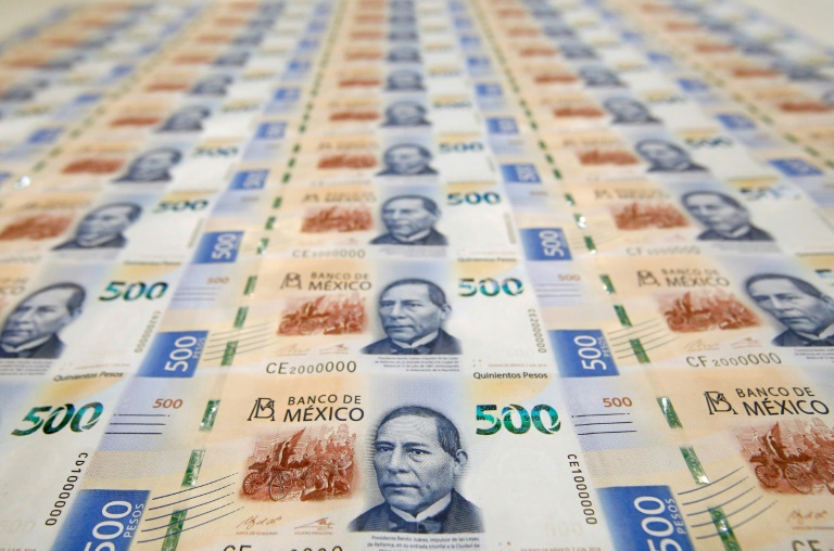  أوراق من فواتير 500 بيزو وينظر في منشأة طباعة بنك المكسيك في ولاية خاليسكو الشرقية(ا ف ب)