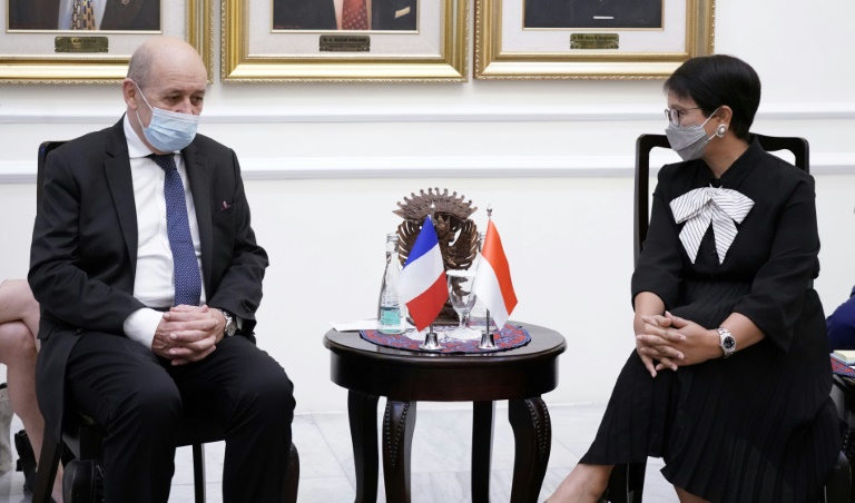    وزير الخارجية الإندونيسي ريتنو مارسودي يتحدث إلى نظيرها الفرنسي جان إيف لودريان خلال زيارته لجاكرتا(ا ف ب)