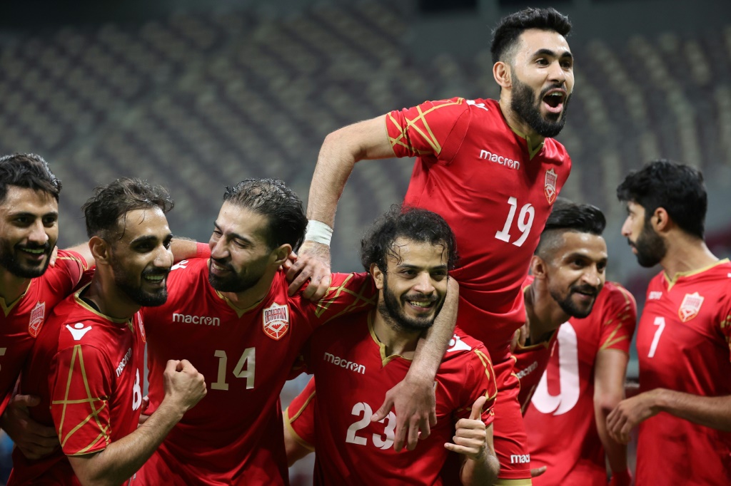 لاعبو البحرين يحتفلون بعد التسجيل في مرمى الكويت في تصفيات كأس العرب يونيو 2021 (ا ف ب)