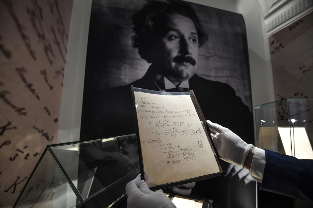 مخطوطة لألبرت آينشتاين ممهدّة لنظرية النسبية العامة معروضة في دار "كريستيز" في باريس في 22 تشرين الثاتي/نوفمبر 2021 قبل مزاد بيعت خلاله في مقابل 13 مليون دولار (أ ف ب)   