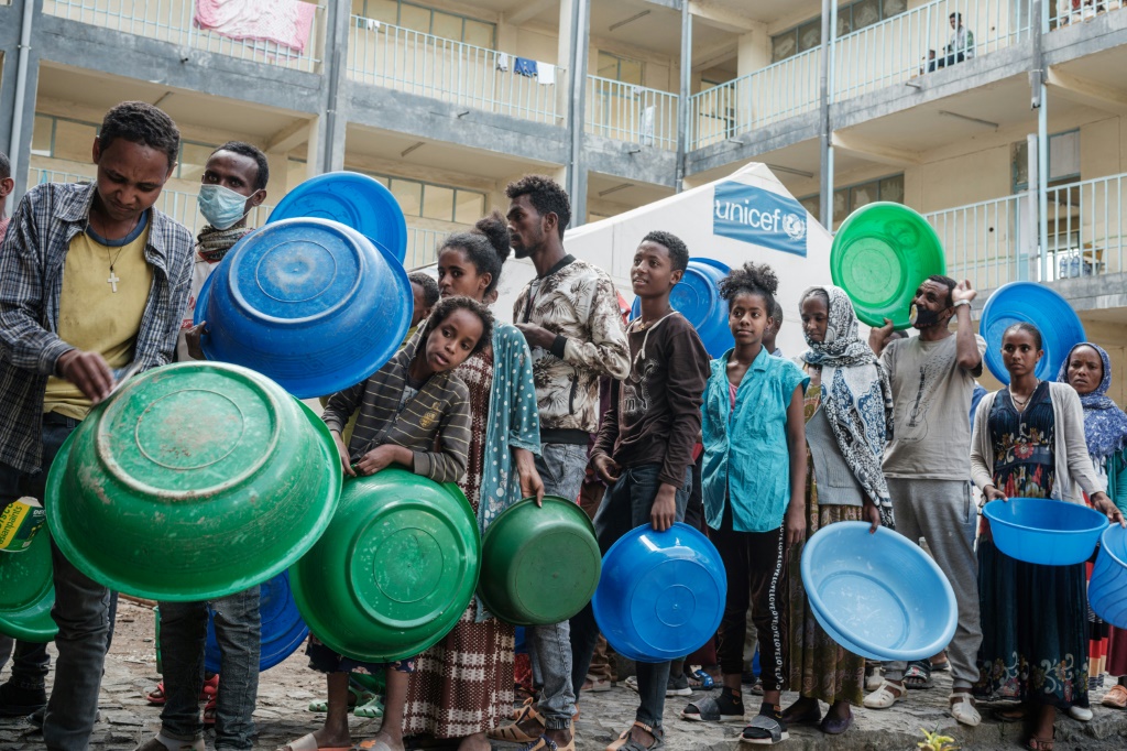اثيوبيون فروا من العنف في مناطق من إقليم تيغراي ينتظرون الحصول على طعام في ميكيلي (ا ف ب)