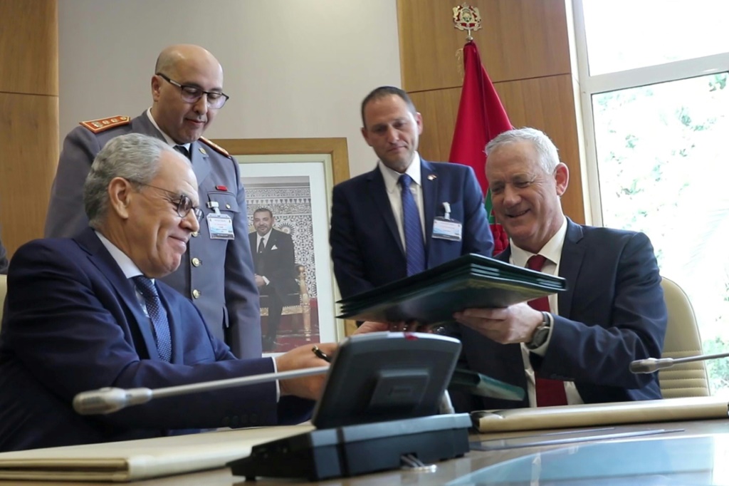 وزير الدفاع الاسرائيلي ونظيره المغربي خلال توقيع اتفاق التعاون الأمني (ا ف ب)
