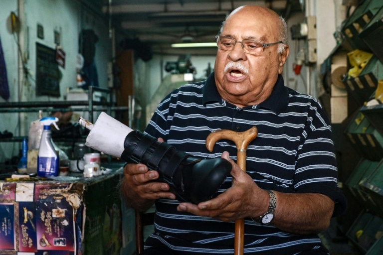 الأردني جميل القبطي (90 عاما) أقدم مصنع أحذية يدويا في الأردن في ورشته في عمان في الثاني من نوفمبر 2021(ا ف ب)