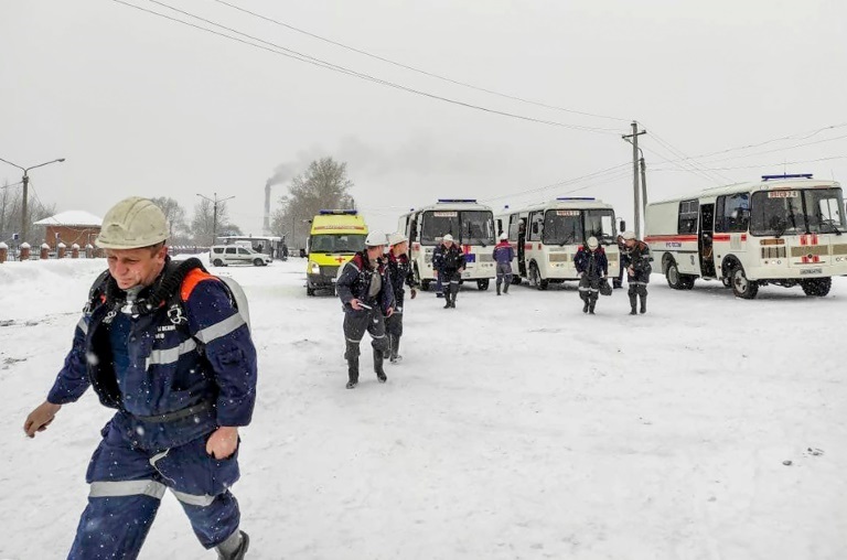 صورة نشرتها وزارة الطوارئ الروسية في 25وفمبر 2021 لوصول مسعفين إلى موقع حادث منجم قرب غراموتينو(ا ف ب)
