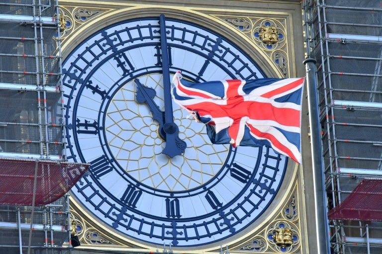 العلم البريطاني يرفرف أمام ساعة بيغ بن الشهيرة في لندن في 28 كانون الثاني/يناير 2020(ا ف ب)