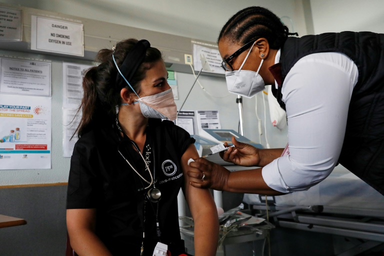 حذرت منظمة الصحة العالمية من أن غالبية العاملين الصحيين في أفريقيا ما زالوا يفتقدون اللقاحات وما زالوا معرضين بشكل خطير للعدوى الحادة من نوع كوفيد-19 (ا ف ب).