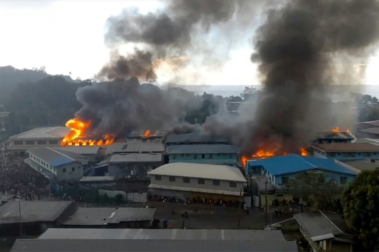 لقطة من بثّ حي لأبنية تحترق في الجي الصيني في هونيارا عاصمة جزر سليمان خلال أعمال شغب في 25 ت2/نوفمبر 2021(ا ف ب)