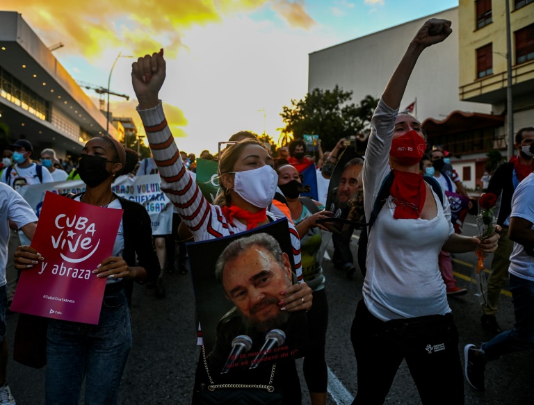 مسيرة شبابية في هافانا ترفع صور زعيم الثورة الكوبية فيدل كاسترو في الذكرى الخامسة لرحيله في 24 ت2/نوفمبر 2021(ا ف ب)