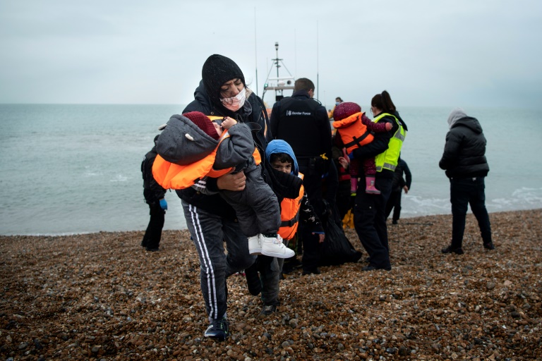فريق من المؤسسة الملكية الوطنية لقوارب النجاة اثر انقاذ مهاجرين في شاطئ دانجينيس جنوب شرق انكلترا بتاريخ 22 تشرين الثاني/نوفمبر 2021(ا ف ب)