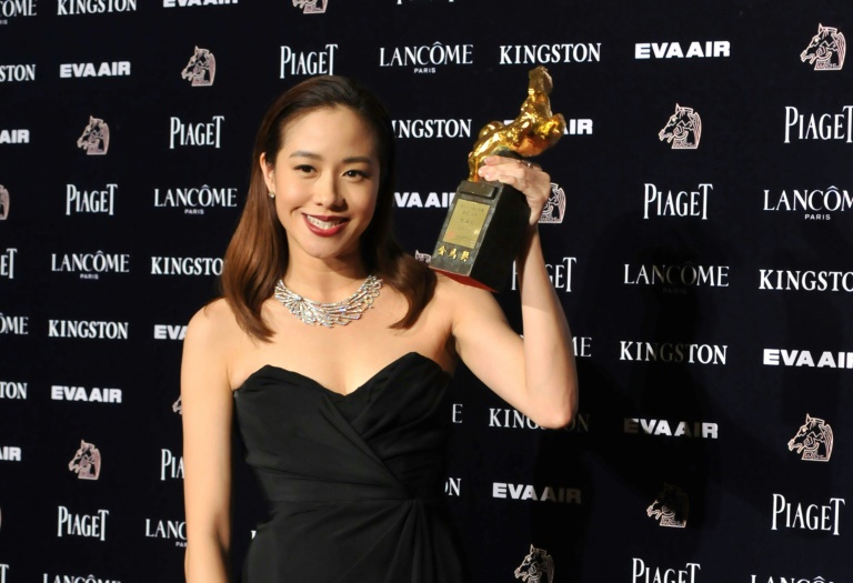 صورة من الأرشيف للممثلة التايوانية كارينا لام تحمل جائزة 