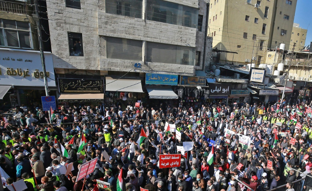 مئات المتظاهرين في العاصمة الأردنية عمان في 26 تشرين الثاني/نوفمبر 2021 احتجاجا على إعلان نوايا بين الأردن وإسرائيل في مجال الطاقة والمياه (أ ف ب)