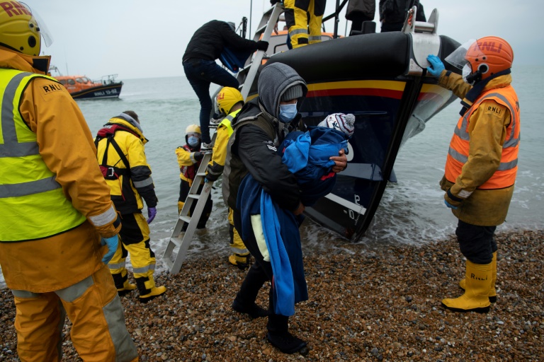 قريق من المؤسسة الملكية الوطنية لقوارب النجاة اثر انقاذ مهاجرين في شاطئ دانجينيس جنوب شرق انكلترا بتاريخ 22 تشرين الثاني/نوفمبر 2021 (أ ف ب)