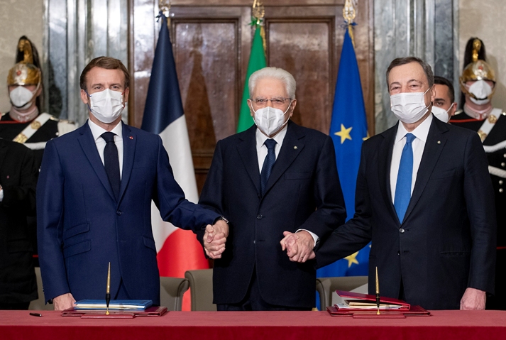 الرئيس الفرنسي ورئيس الوزراء الإيطالي خلال التوقيع بحضور الرئيس الإيطالي (د ب أ)