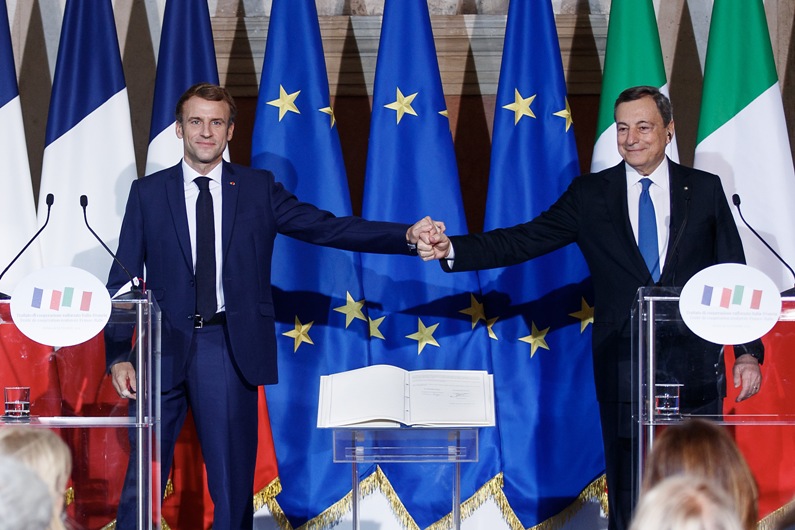 الرئيس الفرنسي ورئيس الوزراء الإيطالي عقب التوقيع (د ب أ)